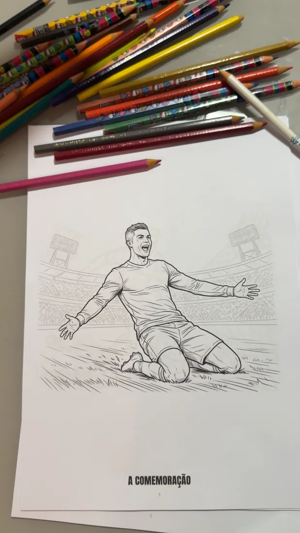 Criança desenhando com lápis de cor sobre a mesa