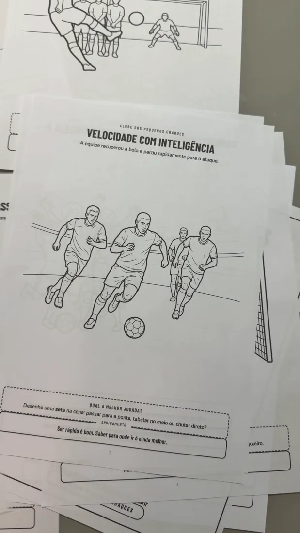 Página de atividade de futebol sobre a mesa